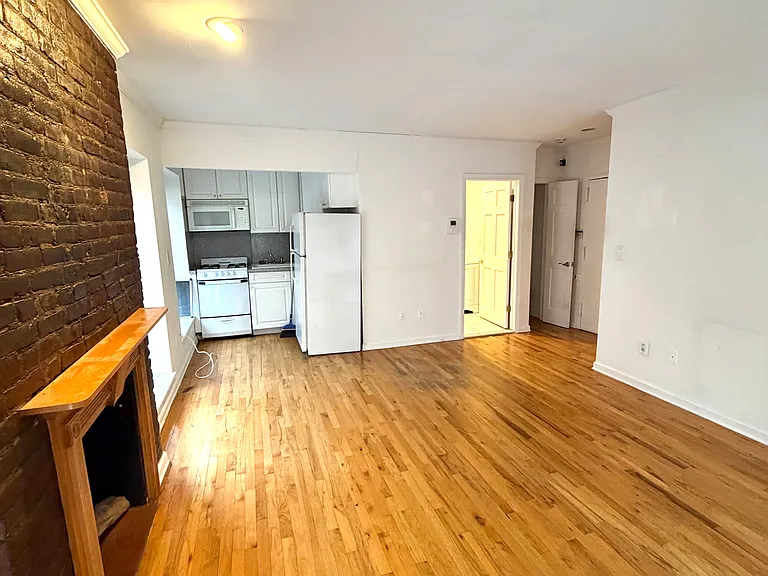 300 E 52nd St #400 — Photo 2