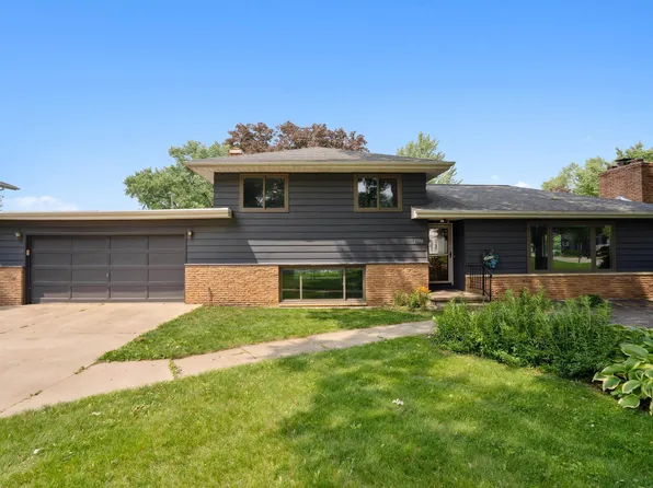 1506 Pin Oak Dr, Cedar Falls, IA 50613