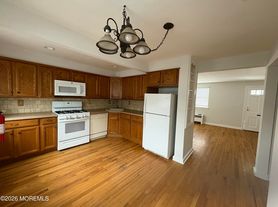 75 Manor Dr, Red Bank, NJ