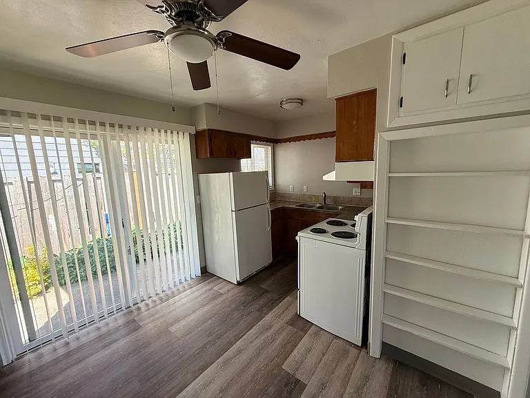1031 & 1037 Ring St NE — Photo 12