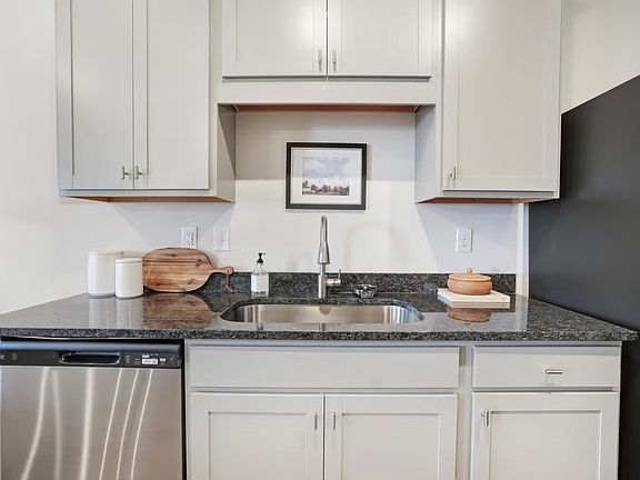 5th image of 3272 Hamlet Dr #15