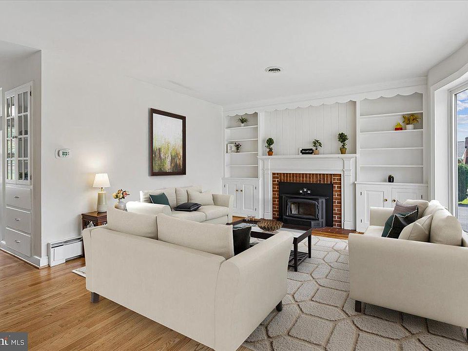 1st image of 1020 View St