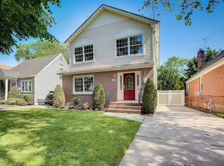 531 10th Ave, New Hyde Park, NY 11040
