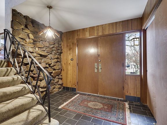 3rd image of 8711 Oak Hill Ct