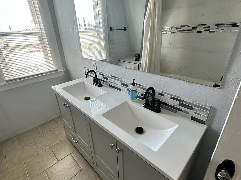 323 W Myrtle St — Photo 23