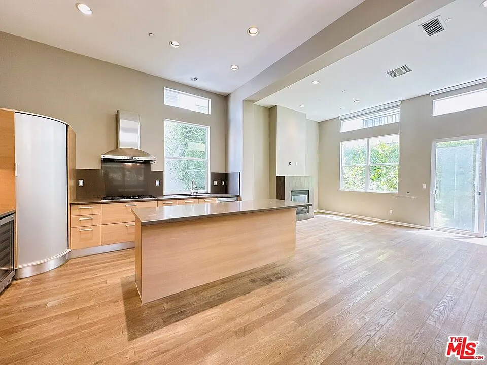 4 bed, 3.0 bath, 2444 sqft, $8,895 — Photo 4
