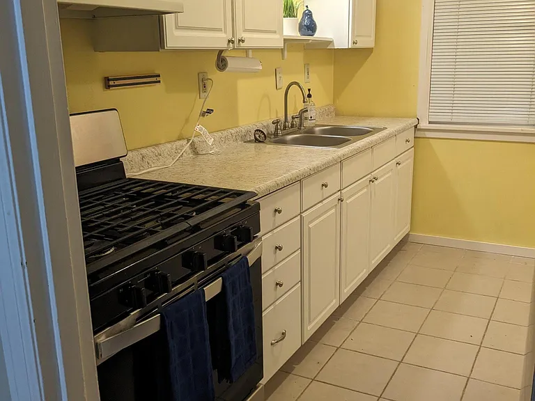 3142 Glencairn Ave — Photo 7