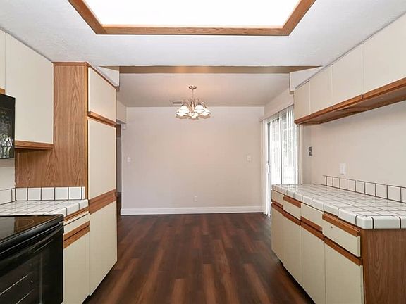 4th image of 2241 Nottingham Dr