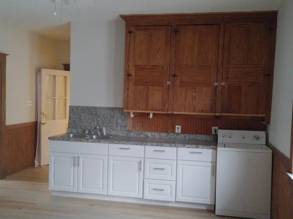 17 Hawk St APT 2, Amsterdam, NY 12010