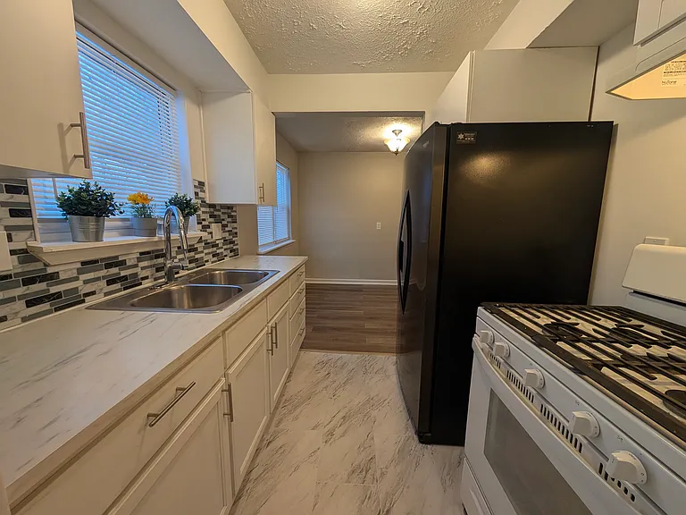 799 Gates Ave — Photo 9