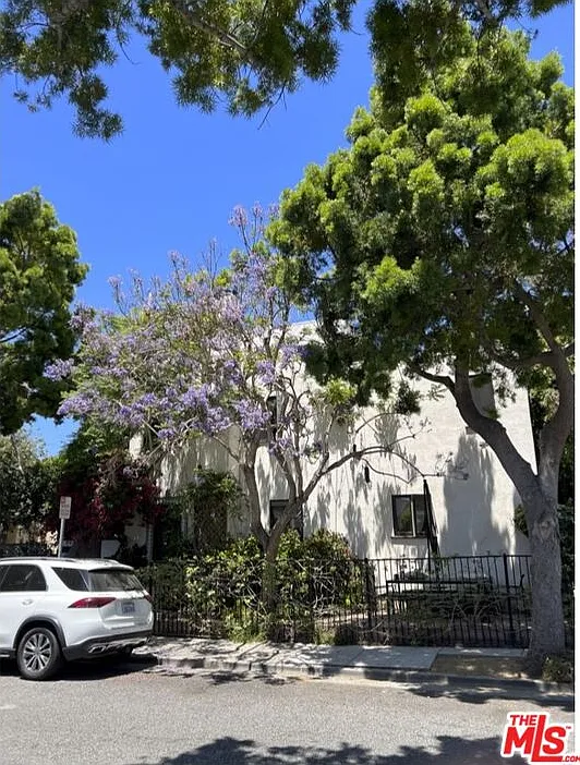 3 bed, 2.5 bath, 3427 sqft, $8,450 — Photo 3