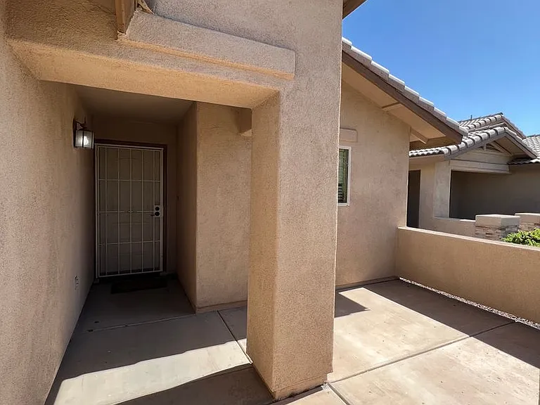 6565 E 33rd Ln — Photo 2