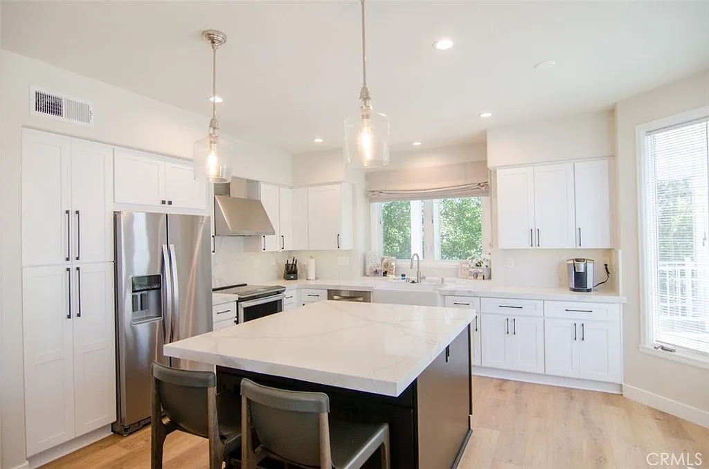 2 bed, 1989 sqft, $7,000 — Photo 2