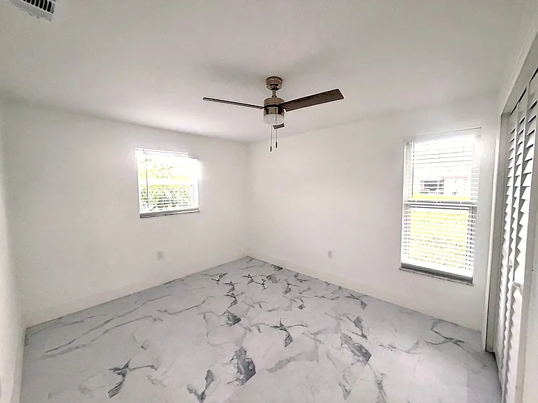 3525 SE 10th Pl — Photo 8