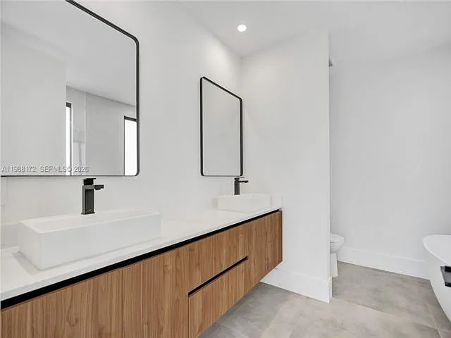 2421 SW 16th Ter — Photo 10