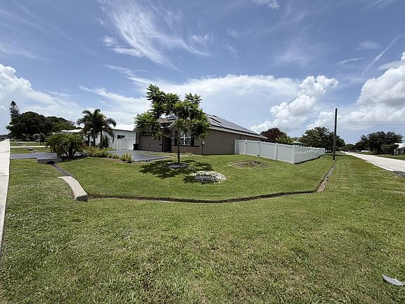 2nd image of 103 SW Oakridge Drive