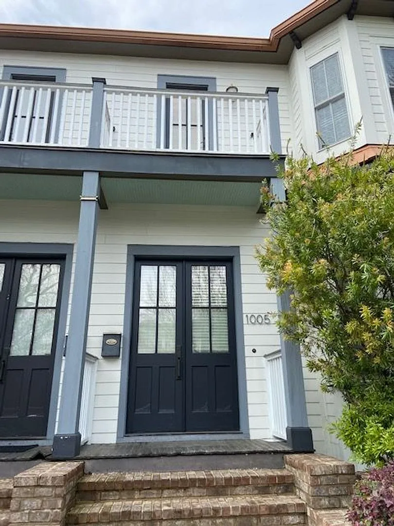 Luxury Townhome in the Heart of Downtown with Private Parking — Photo 2