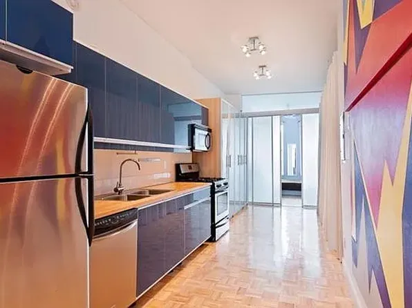 768 Hart Street 2L image 3 of 3