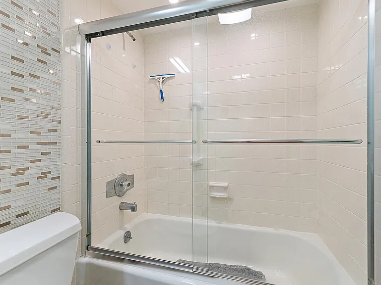 4 Westwood Ave — Photo 25