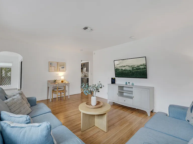 1031 NE Little River Dr — Photo 18