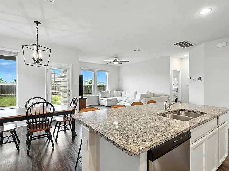 KITCHEN/DINING AREA