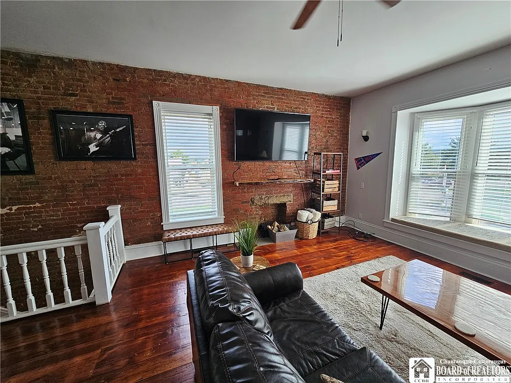 321 N Union St — Photo 4