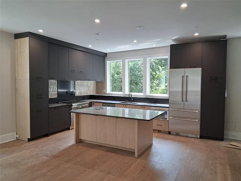 3525 Kingsboro Rd NE — Photo 8