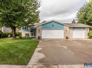 2001 S Thatcher Cir, Sioux Falls, SD 57106