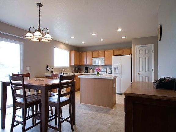 Eat-in kitchen with Island