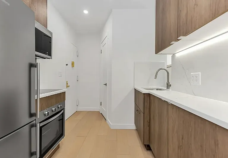 246 E 53rd St #5D — Photo 4