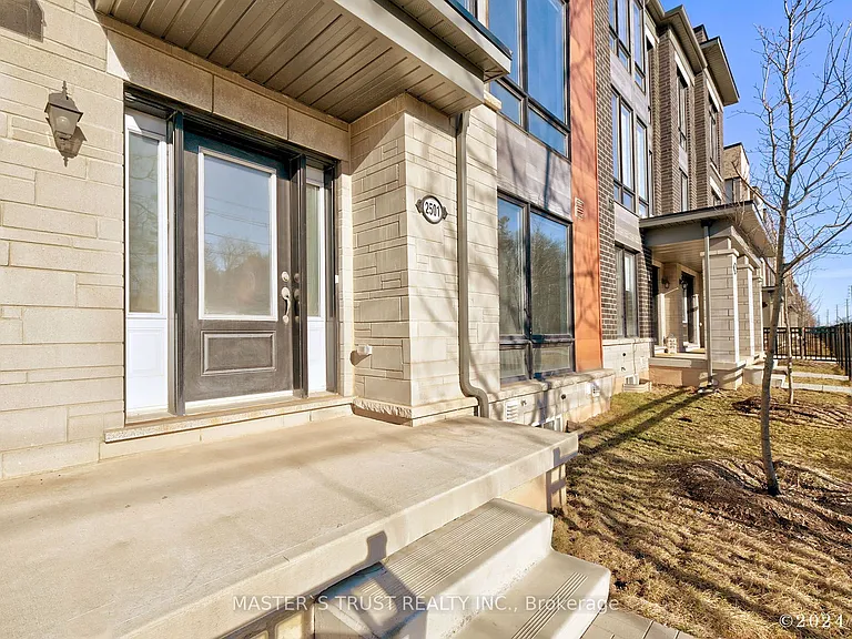 2501 Littlefield Cres — Photo 2