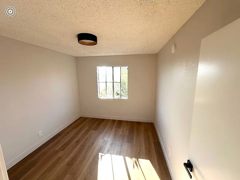 918 W College St #410 — Photo 8