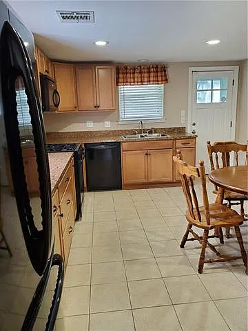 3 bed, 1.0 bath, 1350 sqft, $1,850 — Photo 3