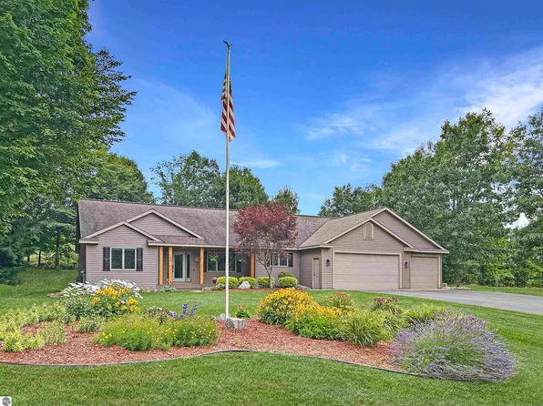 1390 Nightingale Ln, Kingsley, MI 49649