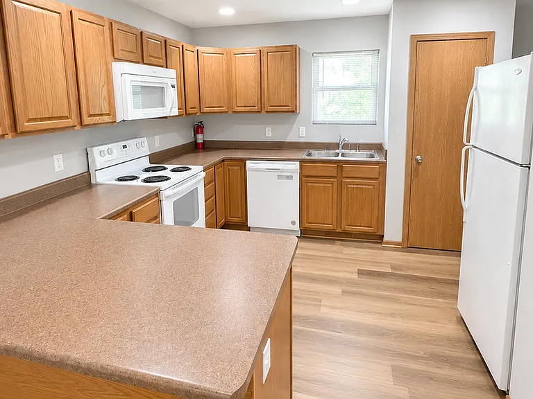 815-829 Hawkeye Dr — Photo 1