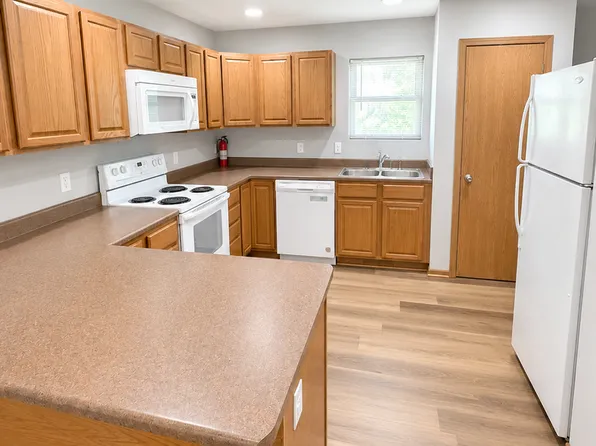 825 Hawkeye Dr #825, Dubuque, IA 52001