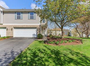 16 Colonial Ct, Streamwood, IL 60107