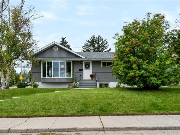 103 E Grafton Dr SW, Calgary, AB T3E 4W4