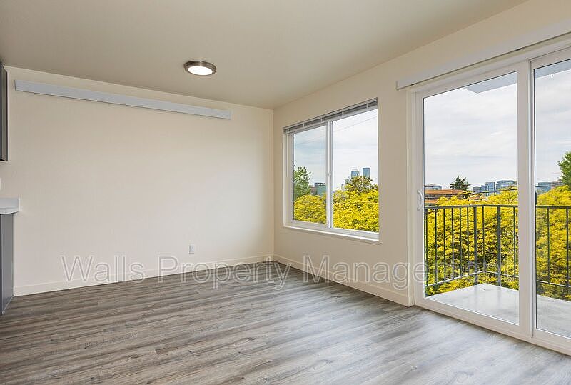 1st image of 1310 E Thomas St APT 306