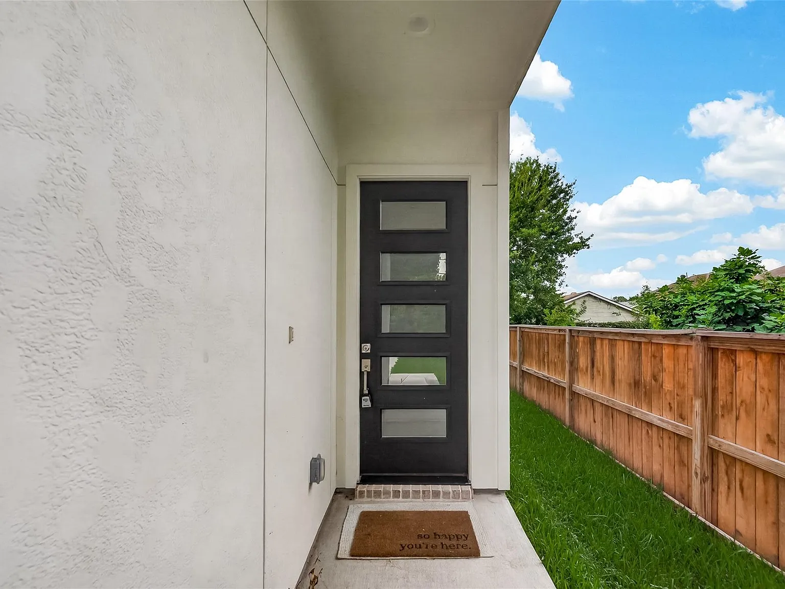 3 bed, 2.5 bath, 2641 sqft, $2,200 — Photo 2