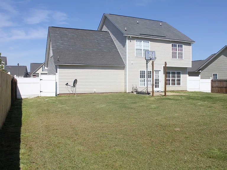 143 Bennington Dr — Photo 5