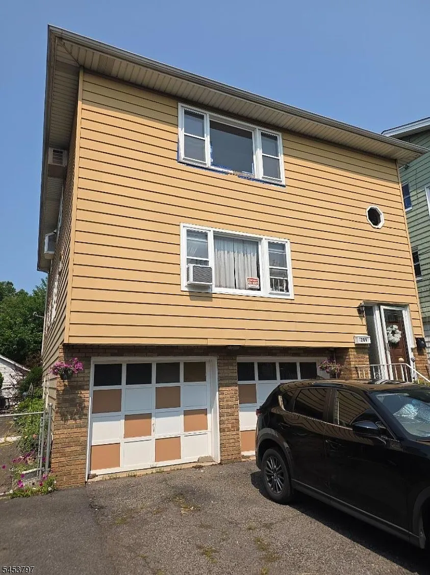 3 bed, 1.0 bath, $2,550 — Photo 1