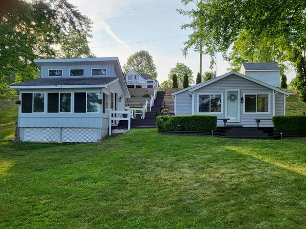 28 Pullin Dr, Gobles, MI 49055