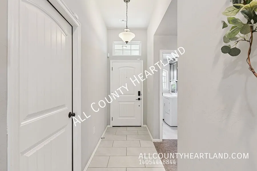 Beautiful 3 Bedroom House in Yukon! — Photo 2
