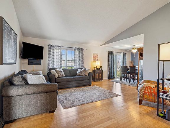 4th image of 7020 Parkdale Ln NE