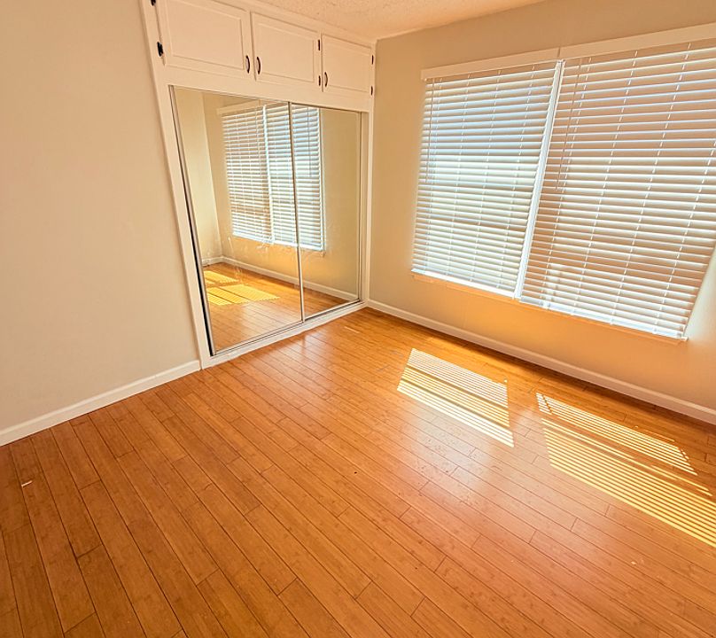 1st image of 10617-25 Oxnard St #4