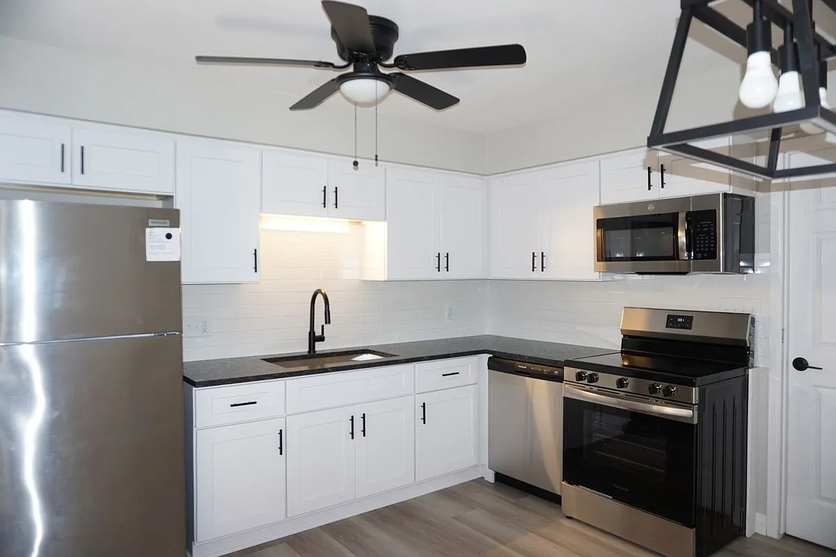 2 bed, 1.0 bath, 912 sqft, $1,400 — Photo 2