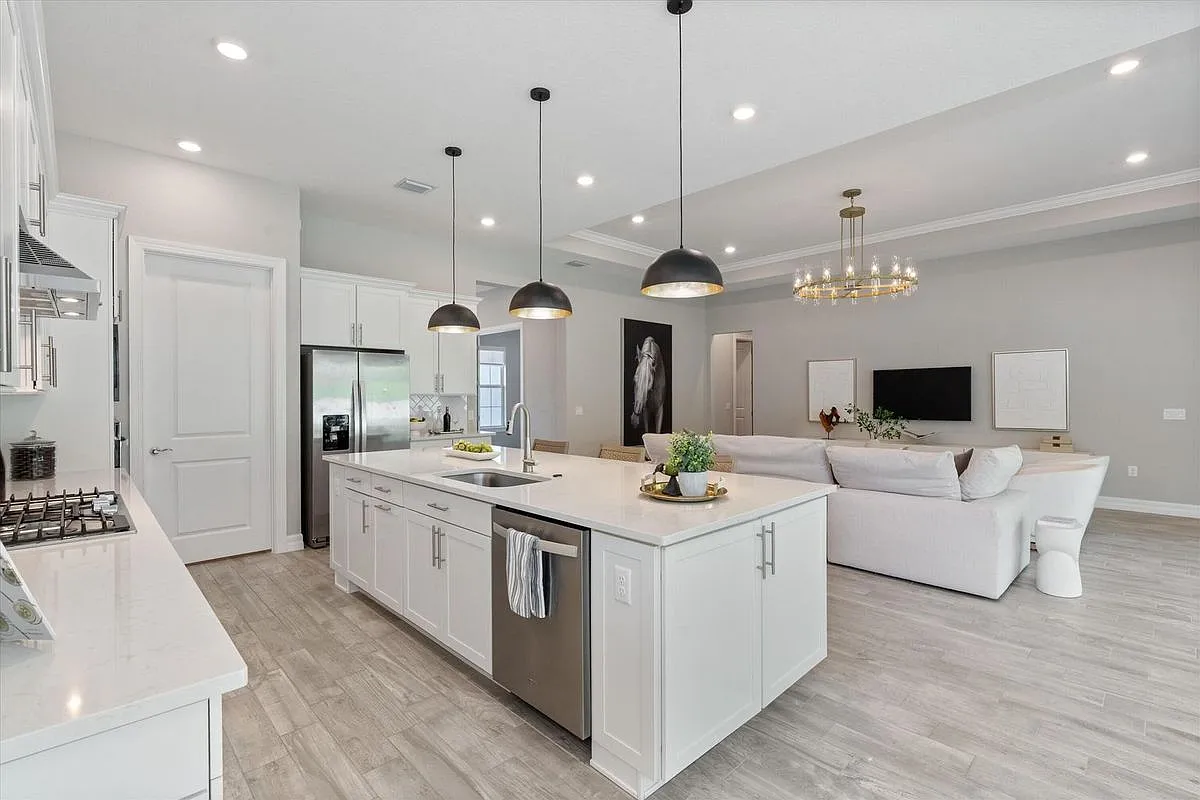 3 bed, 3.0 bath, 2651 sqft, $5,700 — Photo 3