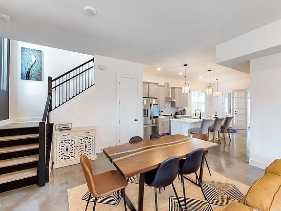 5th image of 2609 Alameda St