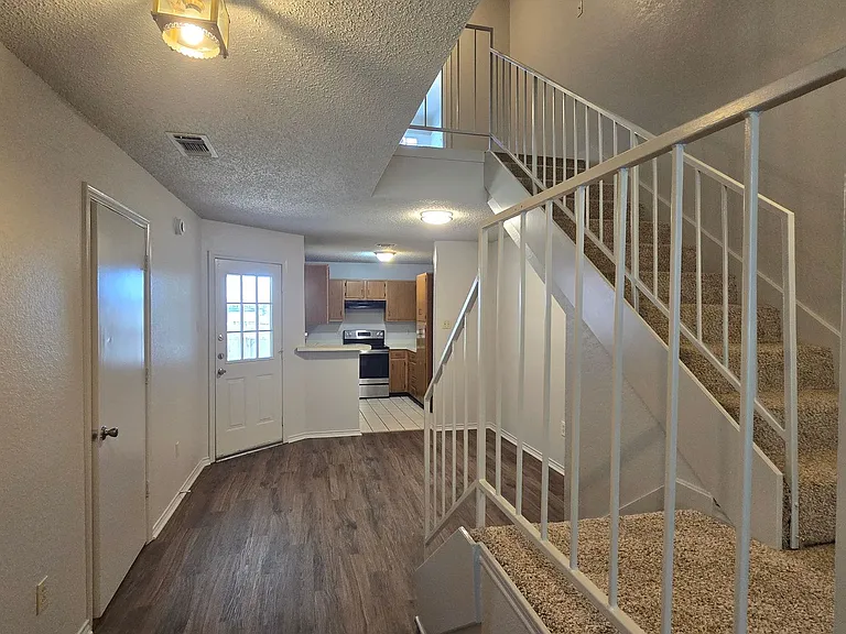 906 Meadow Cir N — Photo 4